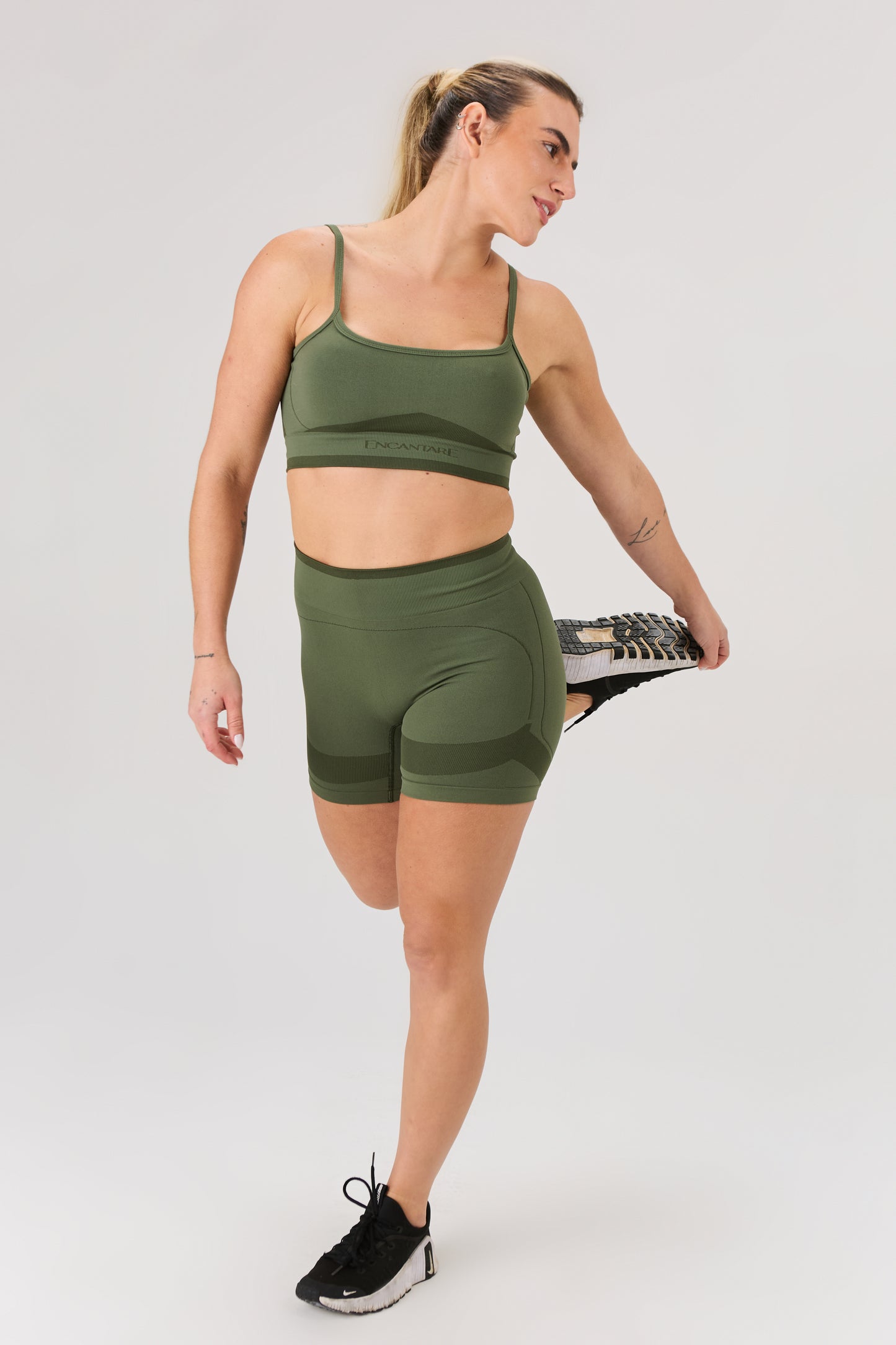 Conjunto Fitness Top Alcinha + Bermuda