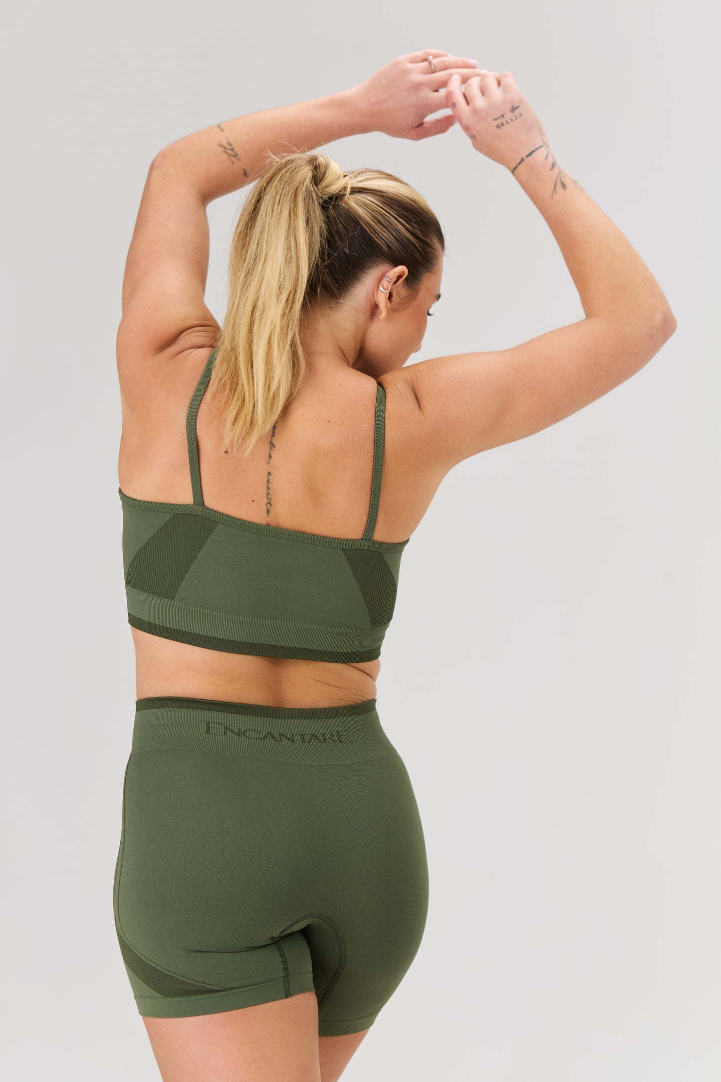 Conjunto Fitness Top Alcinha + Bermuda